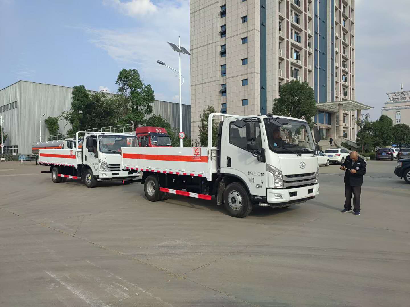 國六躍進(jìn)超越C500氣瓶運輸車發(fā)往山東